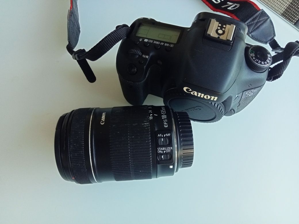 Máquina fotográfica Canon EOS 7D