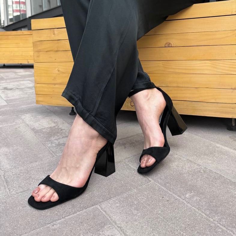 Женские босоножки на каблуке летние туфли черные белые кожаные обувь