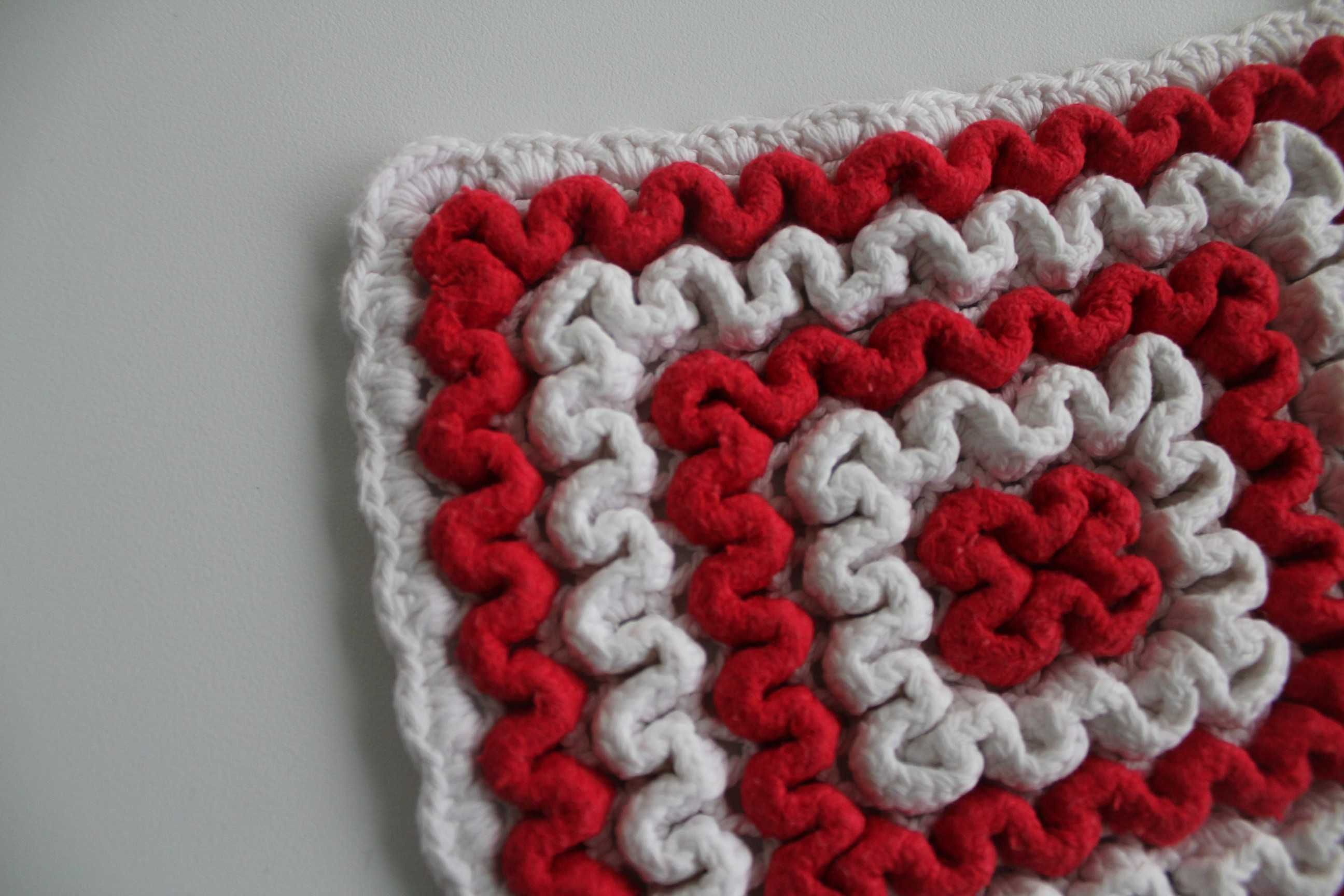 Biało-czerwona łapka kuchenna w stylu vintage 15,5 cm x 13,5 cm
