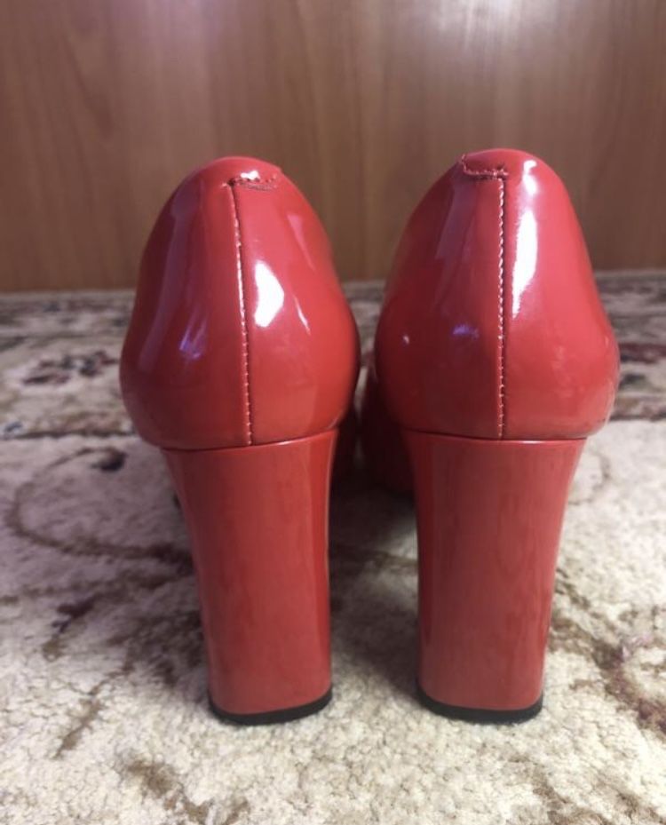 Шикарные красные туфли aquamarin