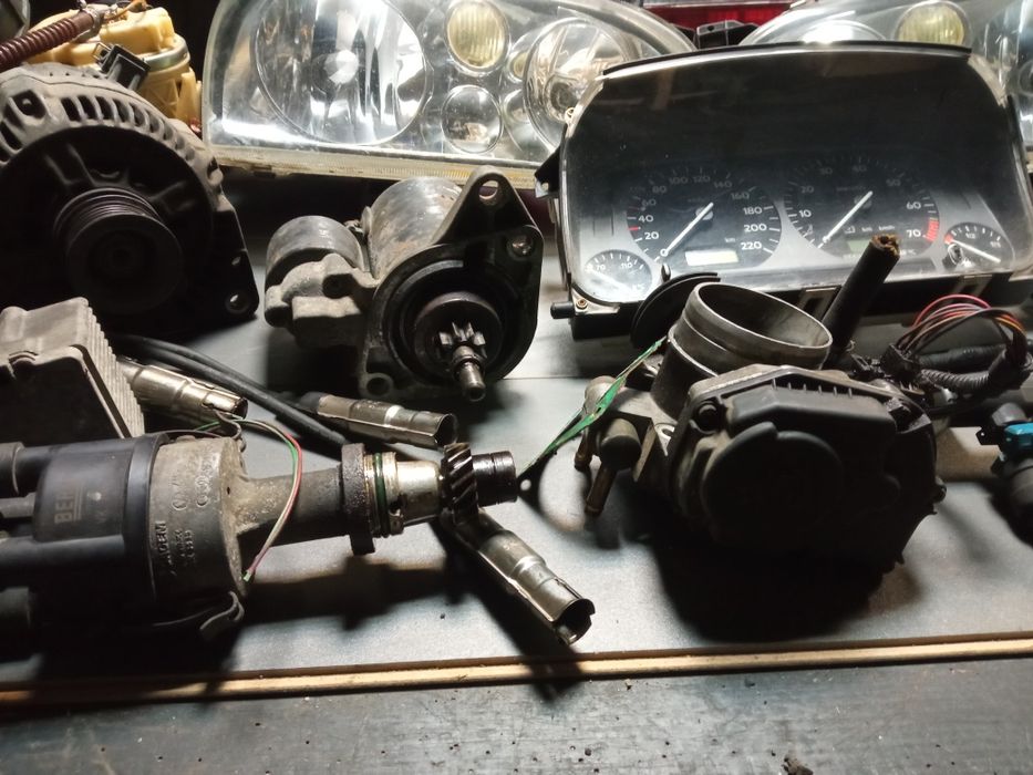 VW Golf 3 GT 1.6 alternator rozrusznik aparat lampy MFA wtryski luster