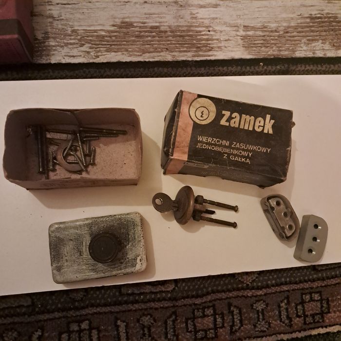 Stary zamek drzwi wierzchni nadrzwiowy z gałką