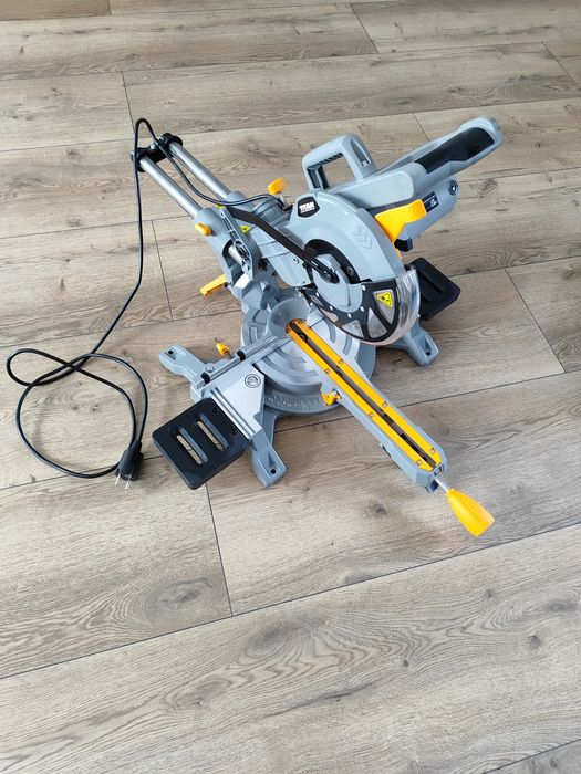 Piła ukosowa Titan 1500wat tarcza 210mm, rok 2024