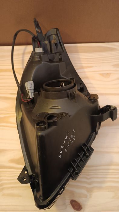 Vendo farol direito de Suzuki Swift ano 2005/06