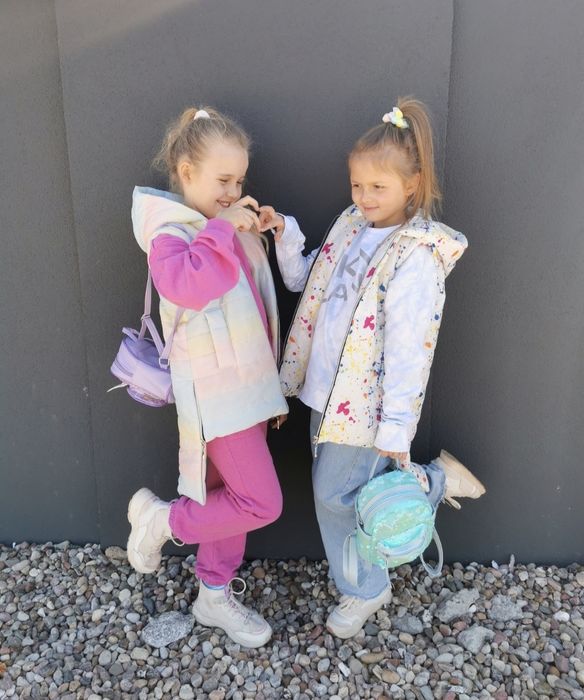 Kamizelka z dłuższym tyłem kolorowa z kapturem na zamek rozm 134/140