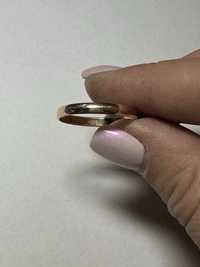 Кольцо золотое 585 вес 2.23 грамма , размер 21