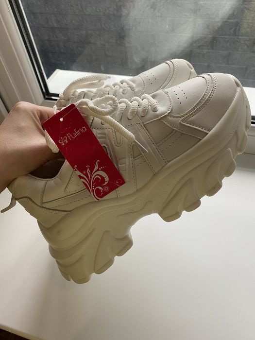 Жіночі кросівки