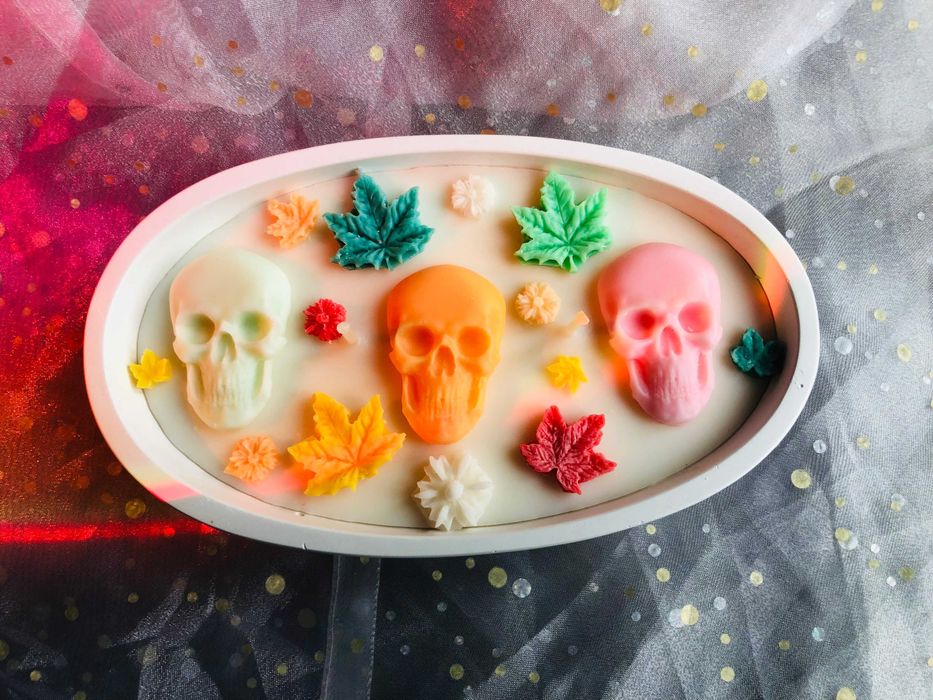 Świeca, świeczka w owalnym gipsowym pojemniku - halloweenowe czaszki