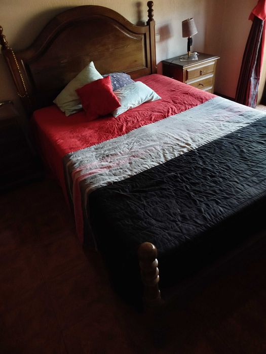 Cama de casal de madeira