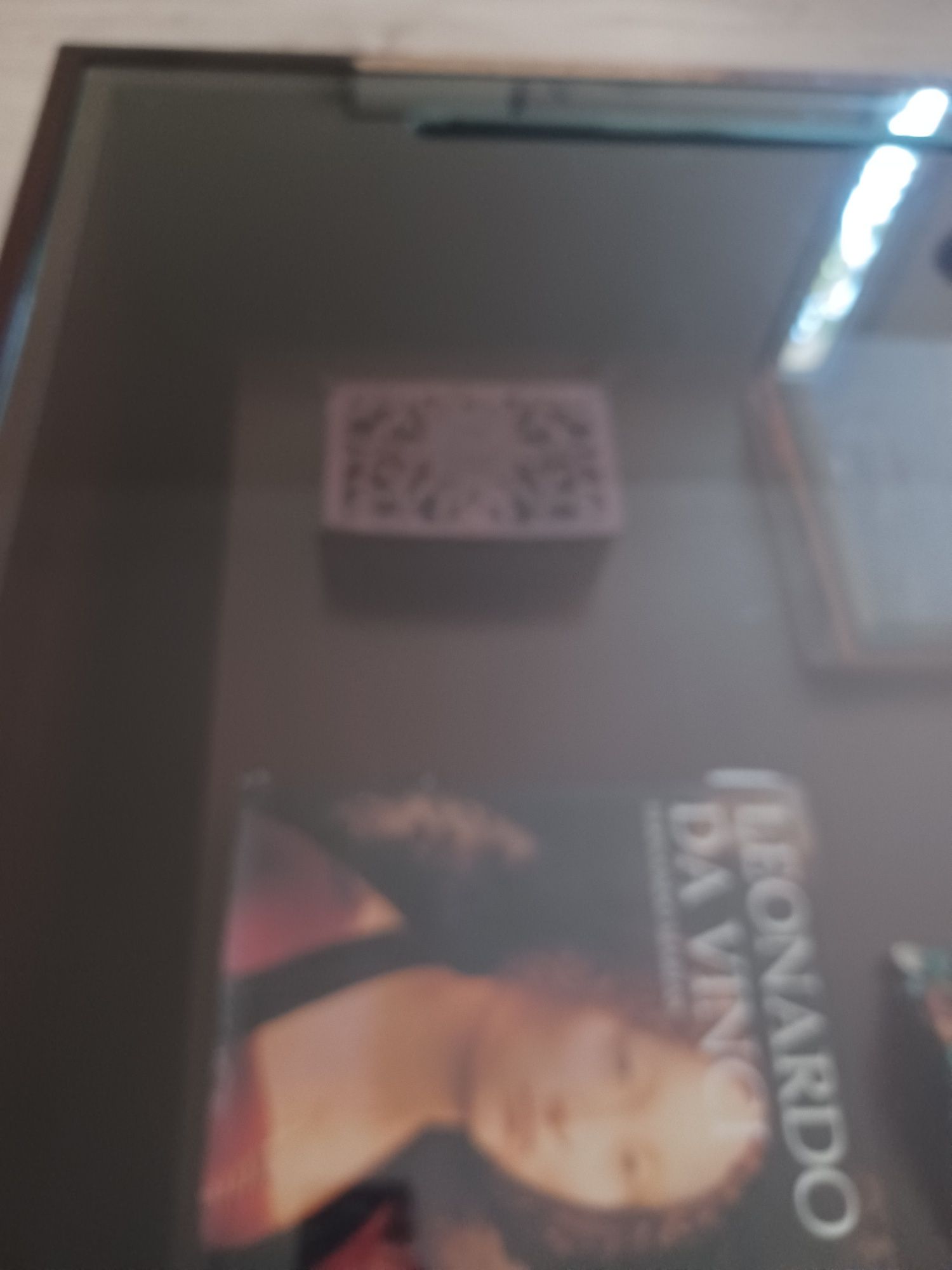 Mesa de centro de sala de estar com tampo em vidro.