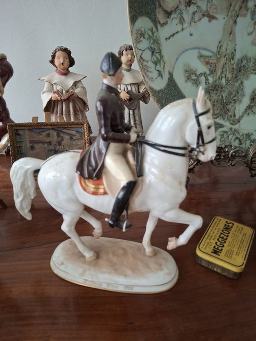 Escultura porcelana cavaleiro e cavalo