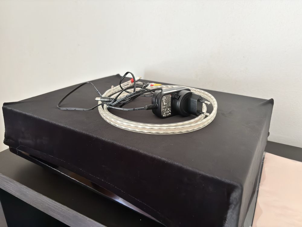 Pro-Ject Gira-Discos Debut Carbon DC 2M RED COLOR PIANO BLACK