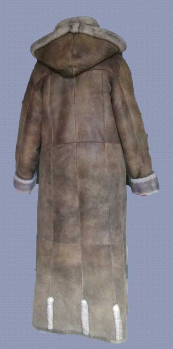 Kożuch damski z naturalnej owczej skóry w kolorze beżowym z domieszką.