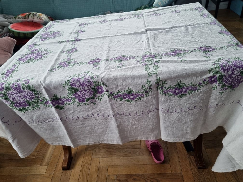 Piekny duży lniany obrus w fioletowe kwiaty 168x148 cm