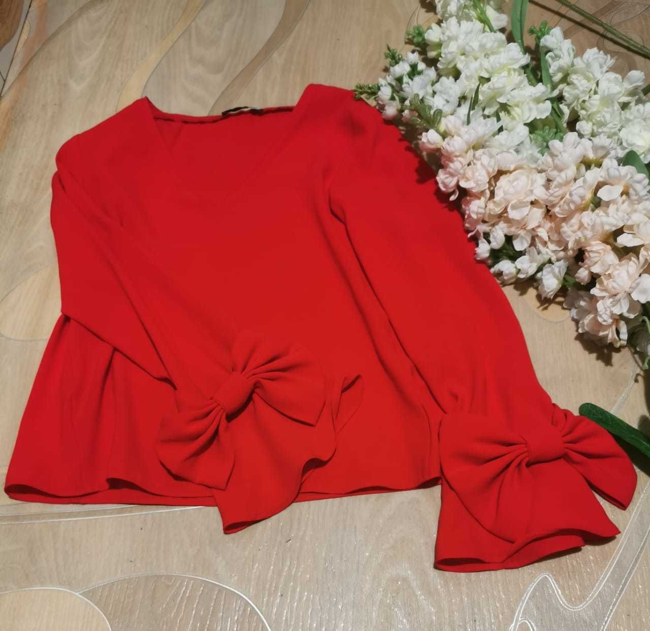 Красивая нарядная женская красная блузка с бантиками на рукавах