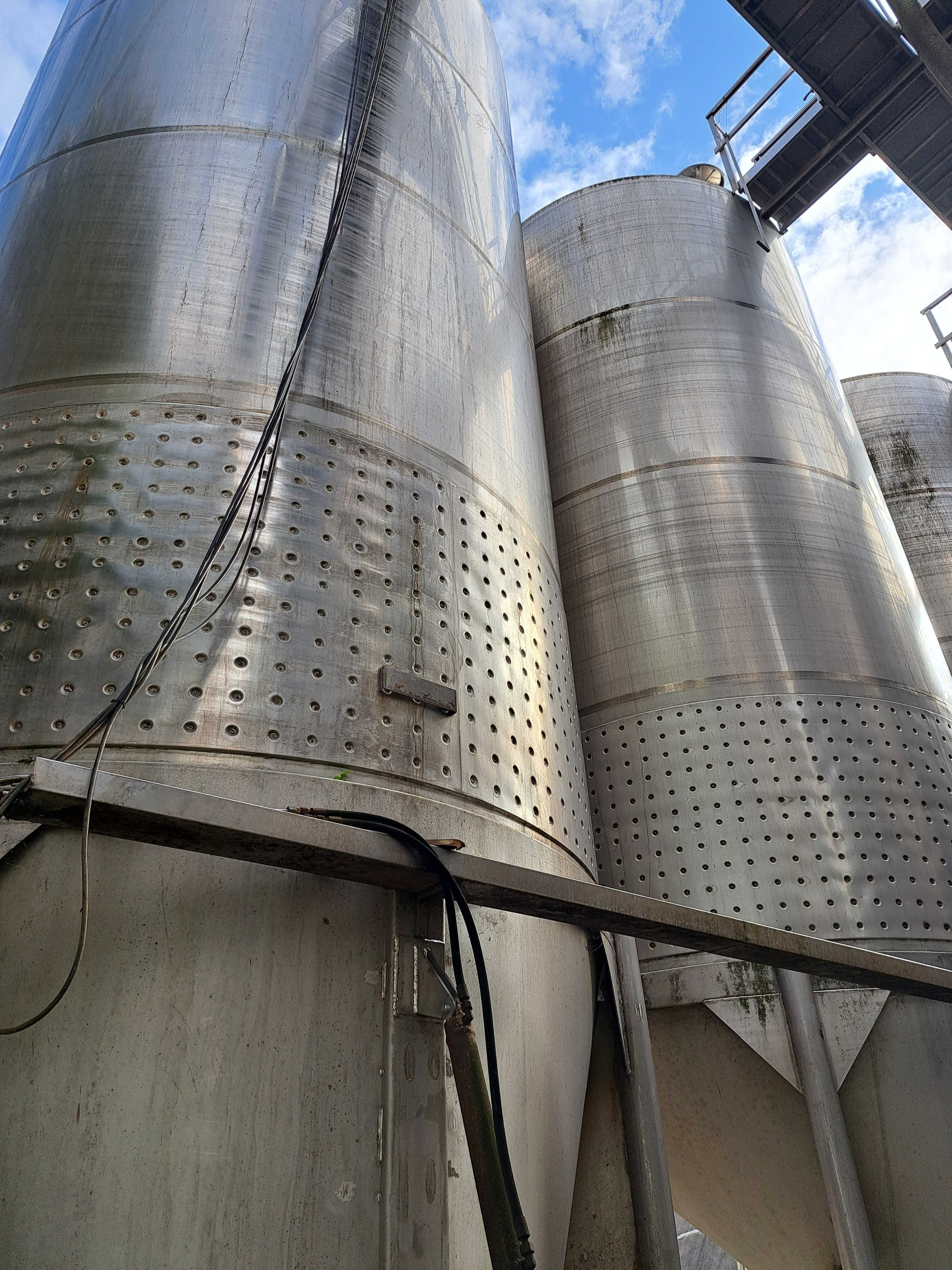 Cubas de fermentação de tintos de 50 mil litros
