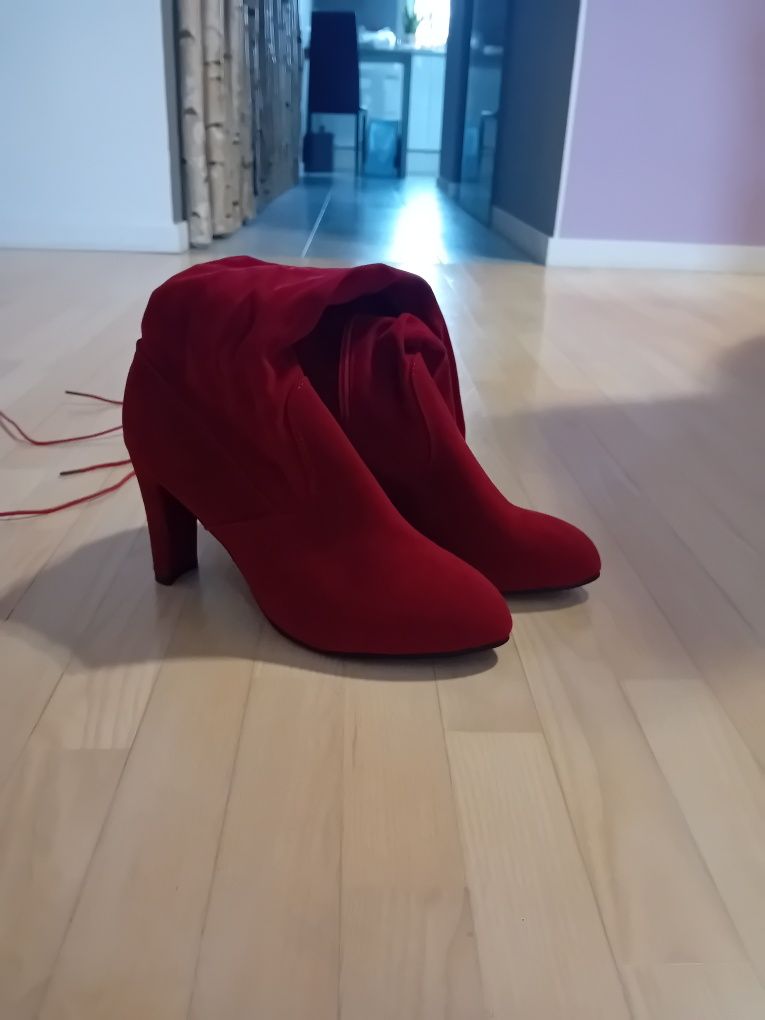 Nowe eleganckie modne kozaki za kolano
