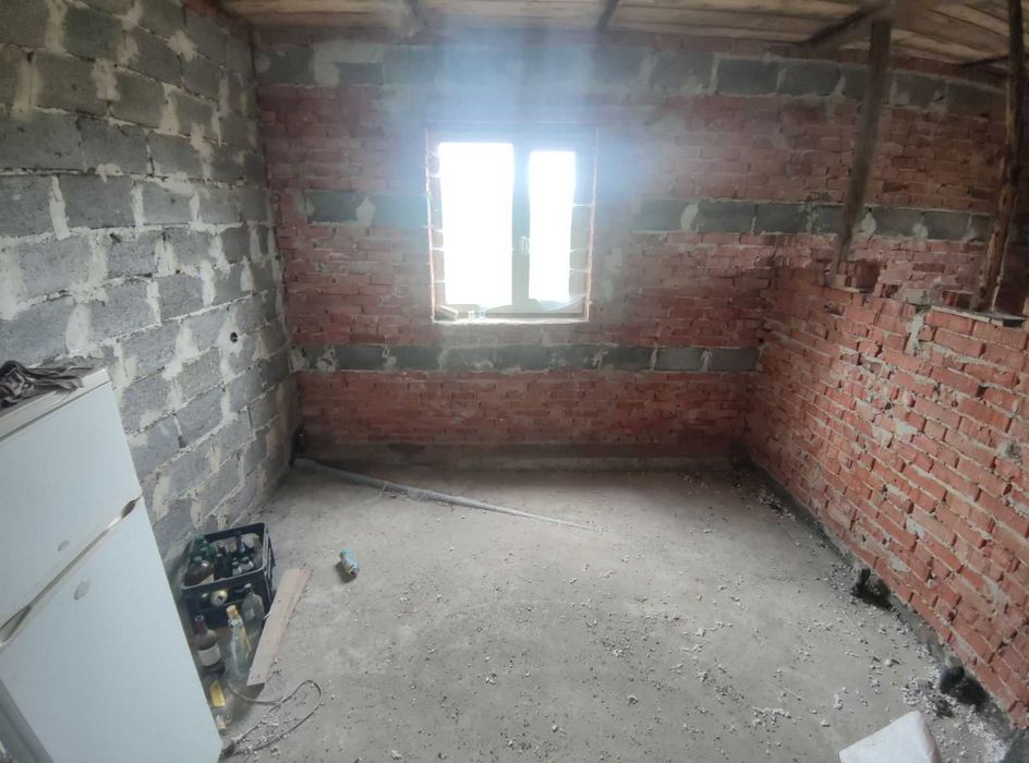 Продається незавершене будівництво  в с .Угільна 20сот.землі!