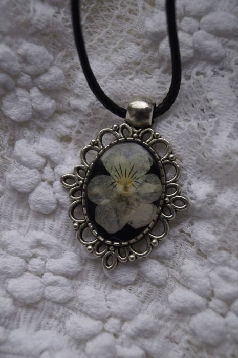 Кулон з епоксидної смоли з сухоцвітами