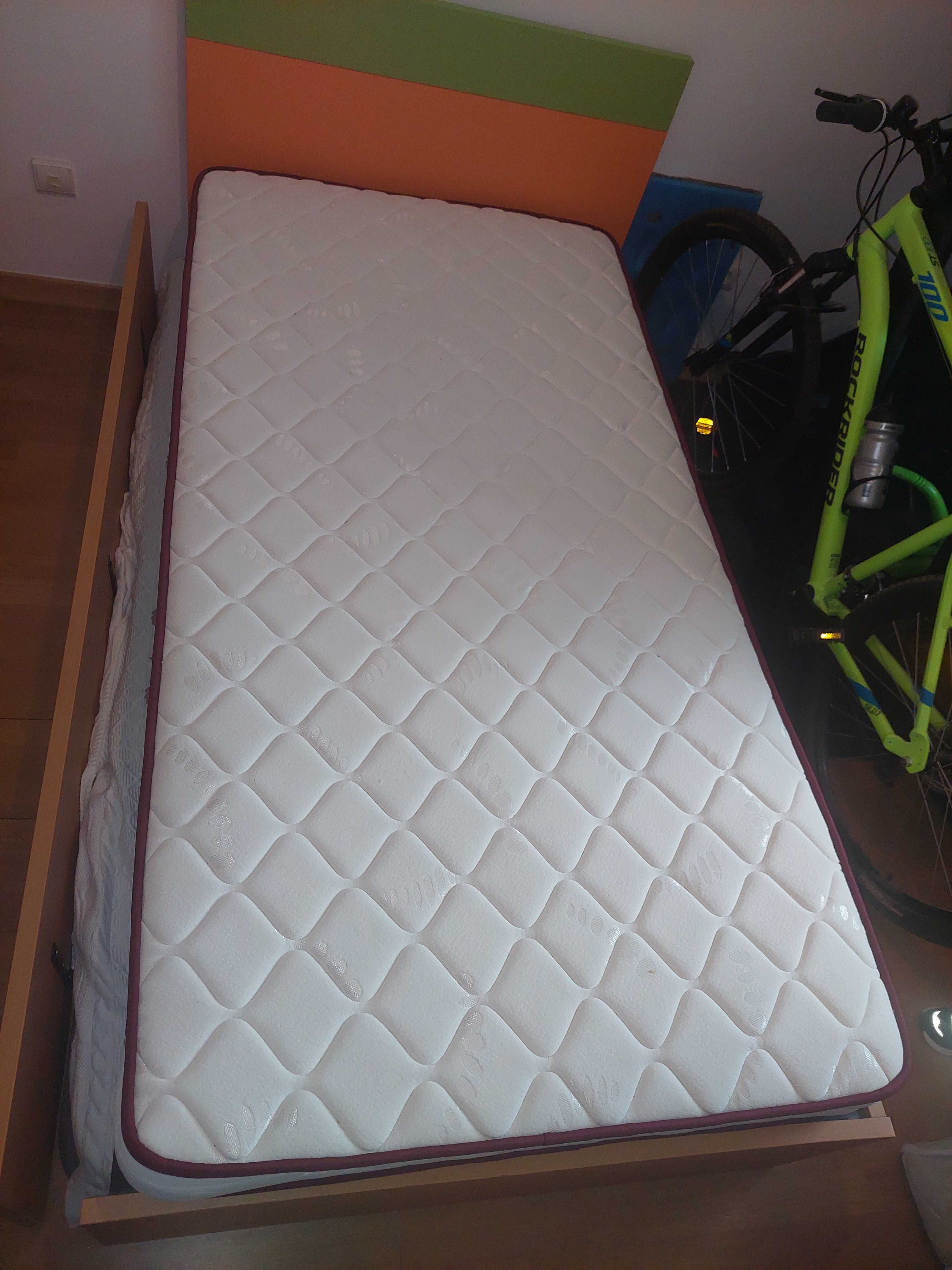 Vendo cama de solteiro dupla com os dois colchões como nova