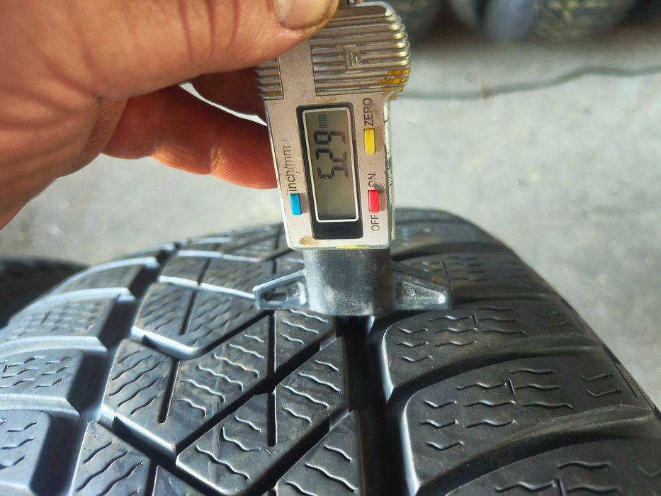 Opony zimowe uzywane 235 45 R18 Pirelli 2022 rok 2 sztuki z26