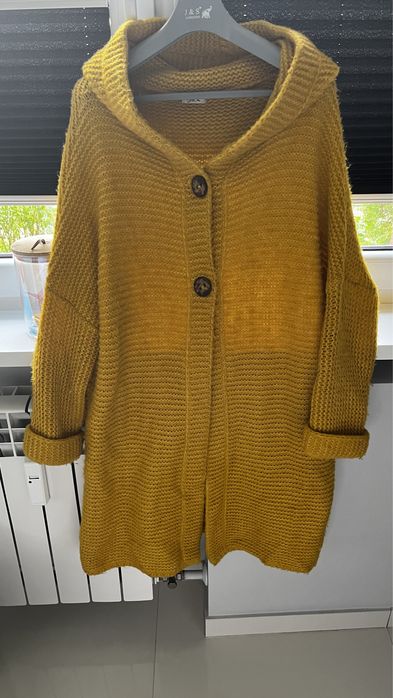 Swetr z kapturem oversize kolor musztardowy