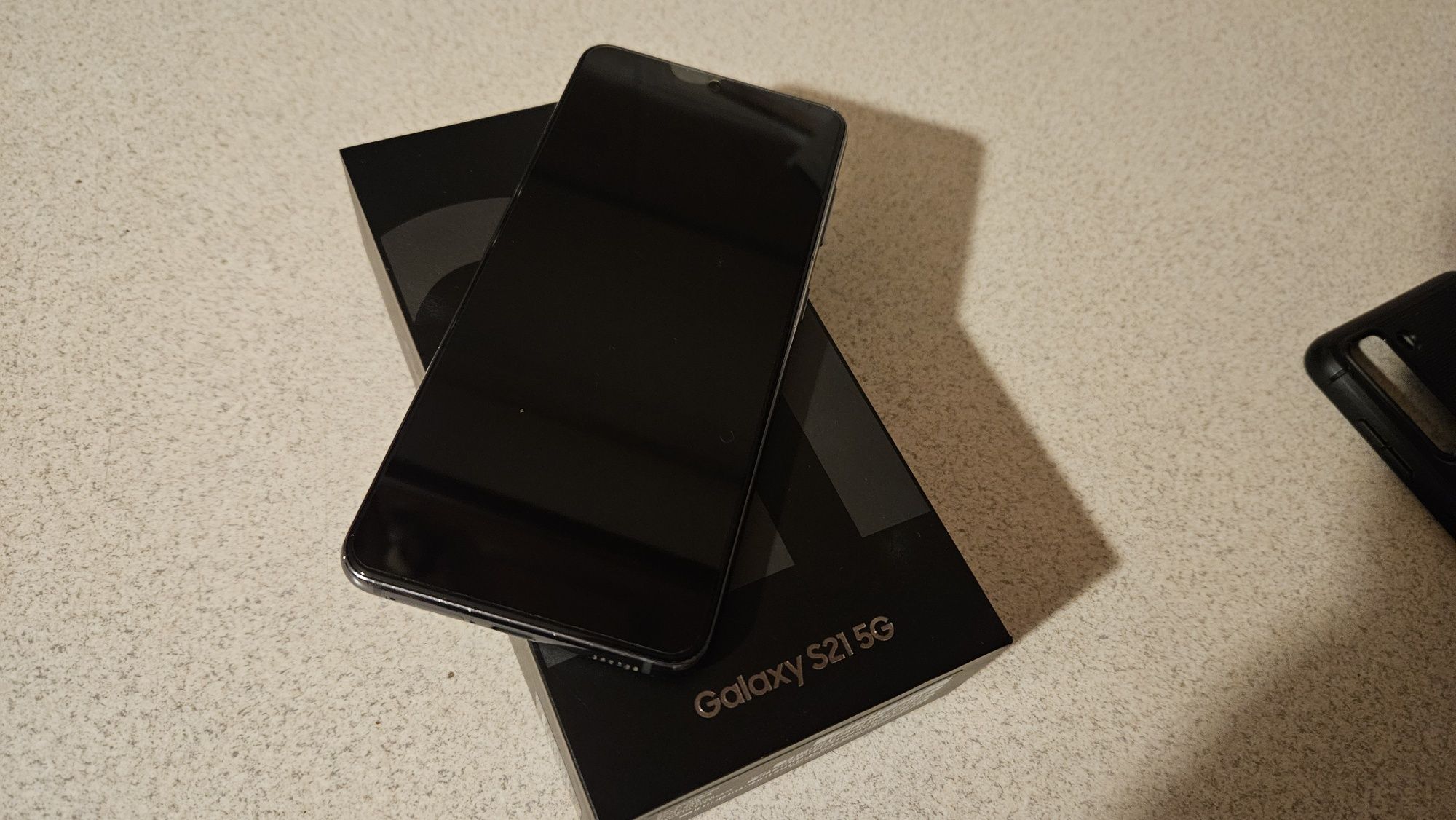 Smartfon Samsung Galaxy S21 5G Spigen etui w zestawie