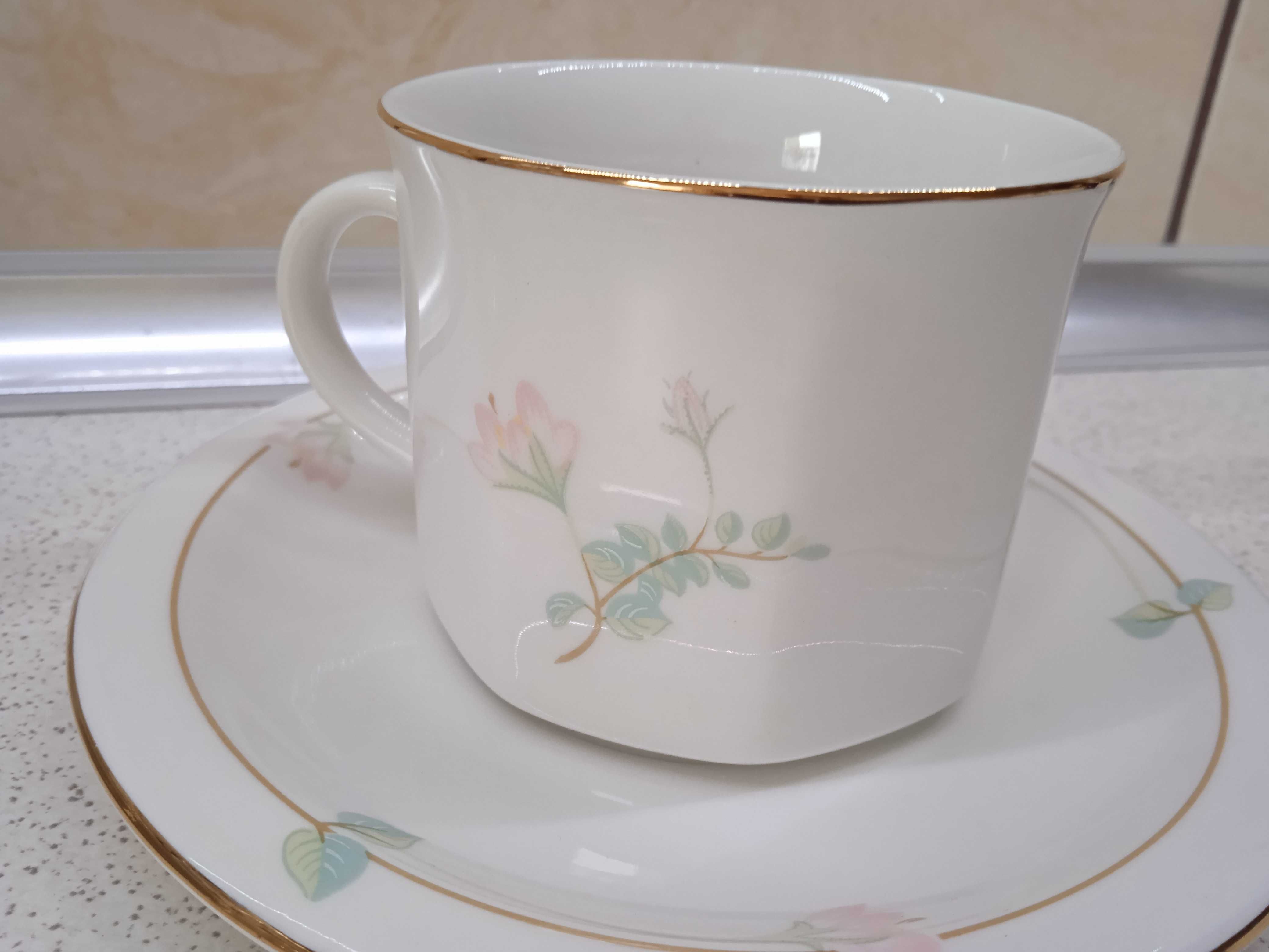 Filiżanki z talerzykami, komplet filiżanek porcelana 6 szt. PRL, retro