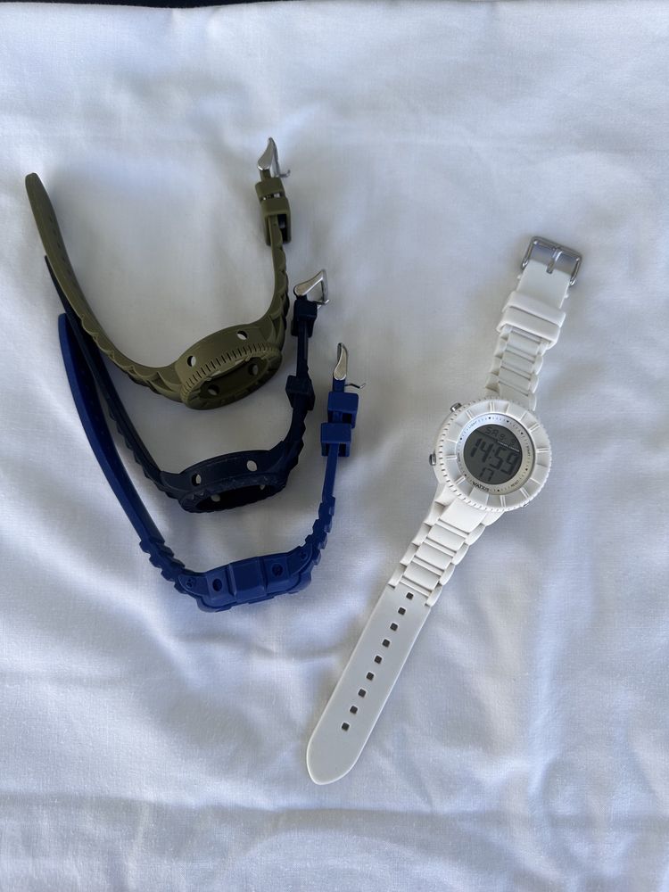 Relógio Watx and CO digital com 4 braceletes de silicone