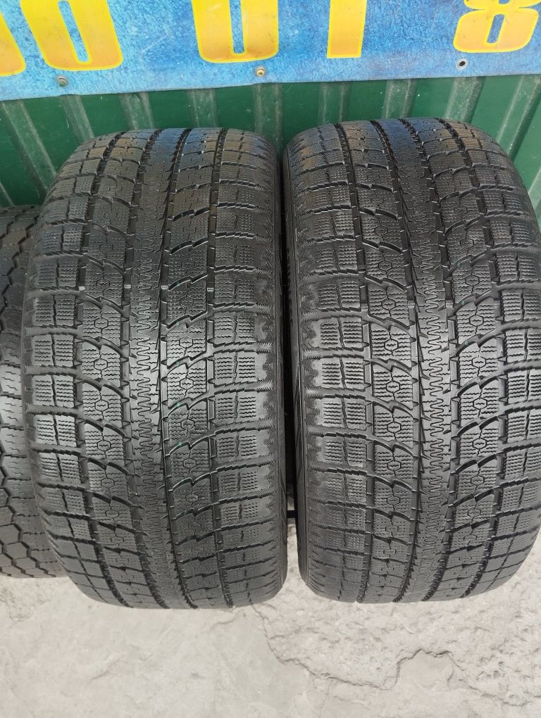 Пара зимових шин Toyo 295/40/21