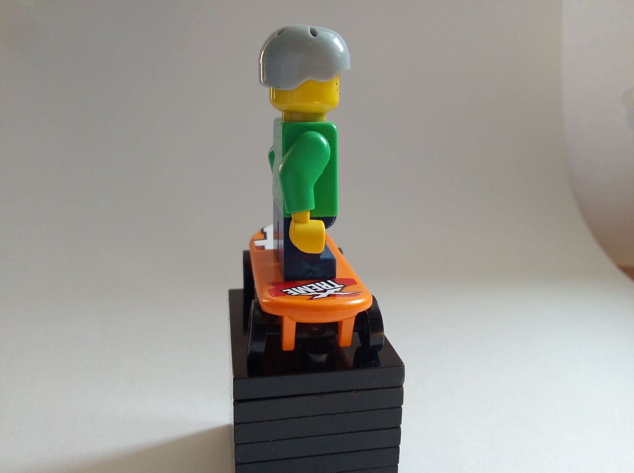 Lego minifigure - chłopak na desce