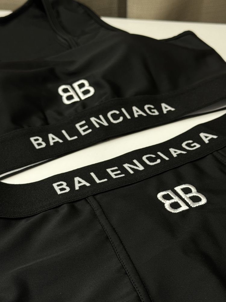 Купальник в стилі Balensiaga топ Баленсіага чорний спортивний