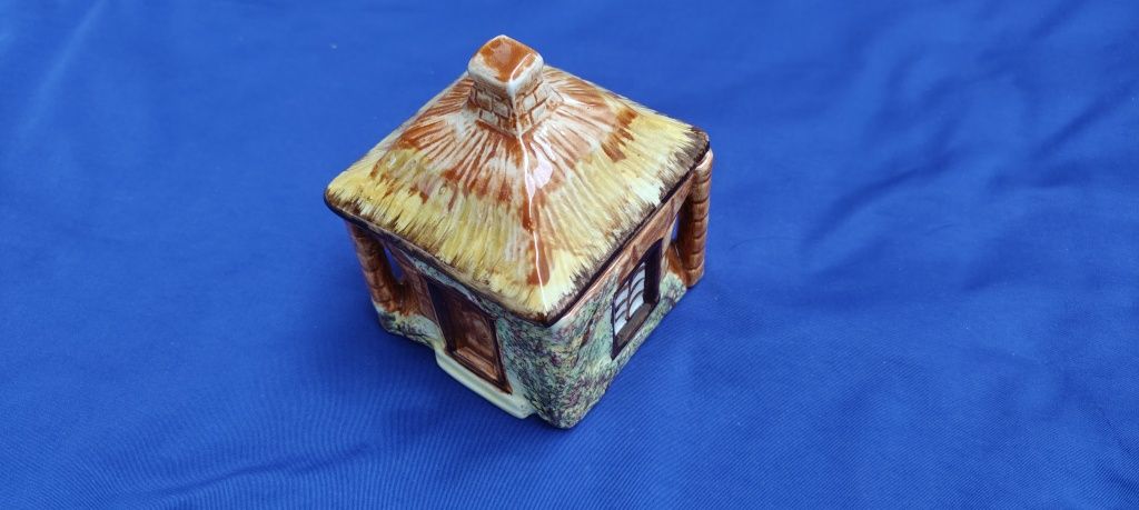 Domek na ciastka, maselniczka lub pojemnik na cukier w stylu rustykaln