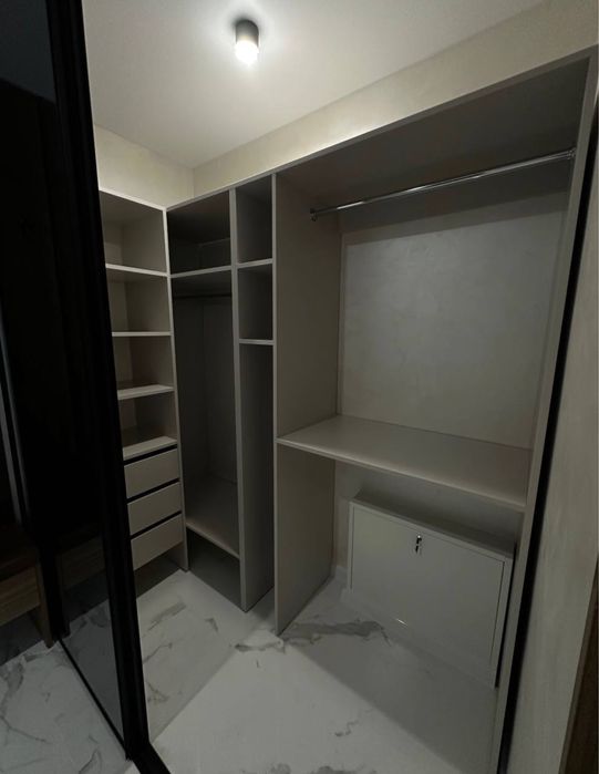 Стильна,укомплектов,гардеробна,в сучасному ЖК One,район торг.Велес.