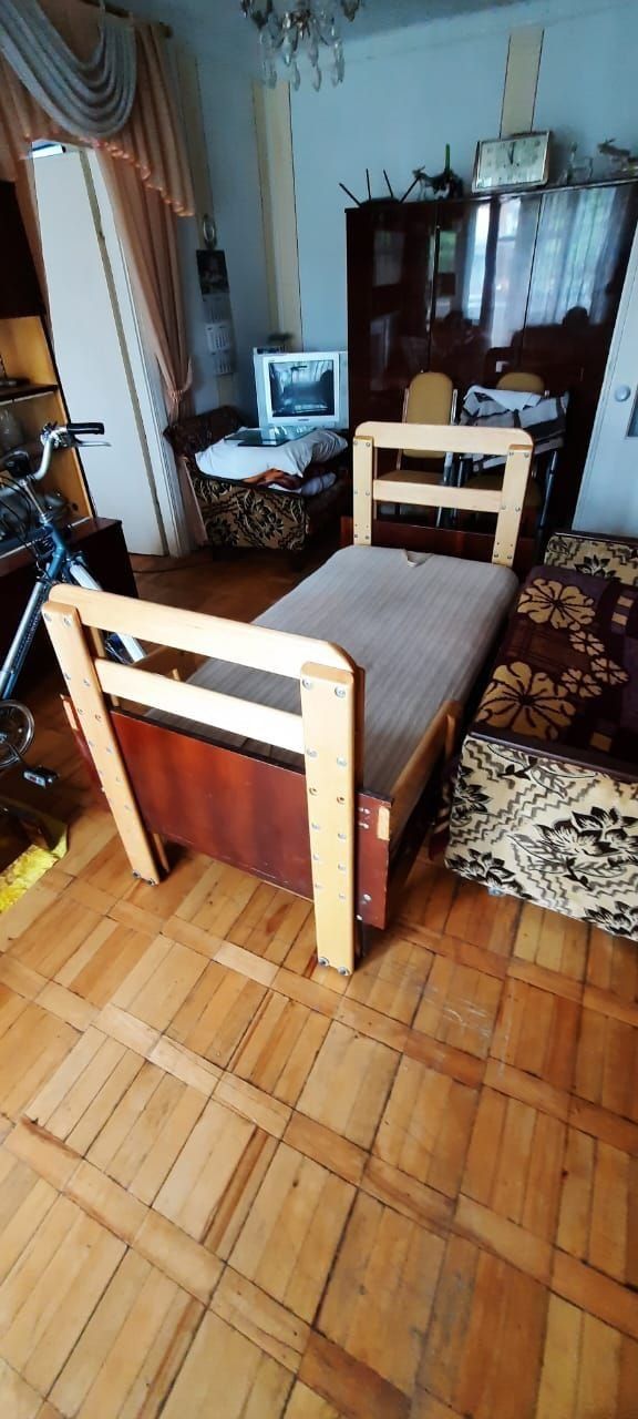 Кровать ліжко на колесах