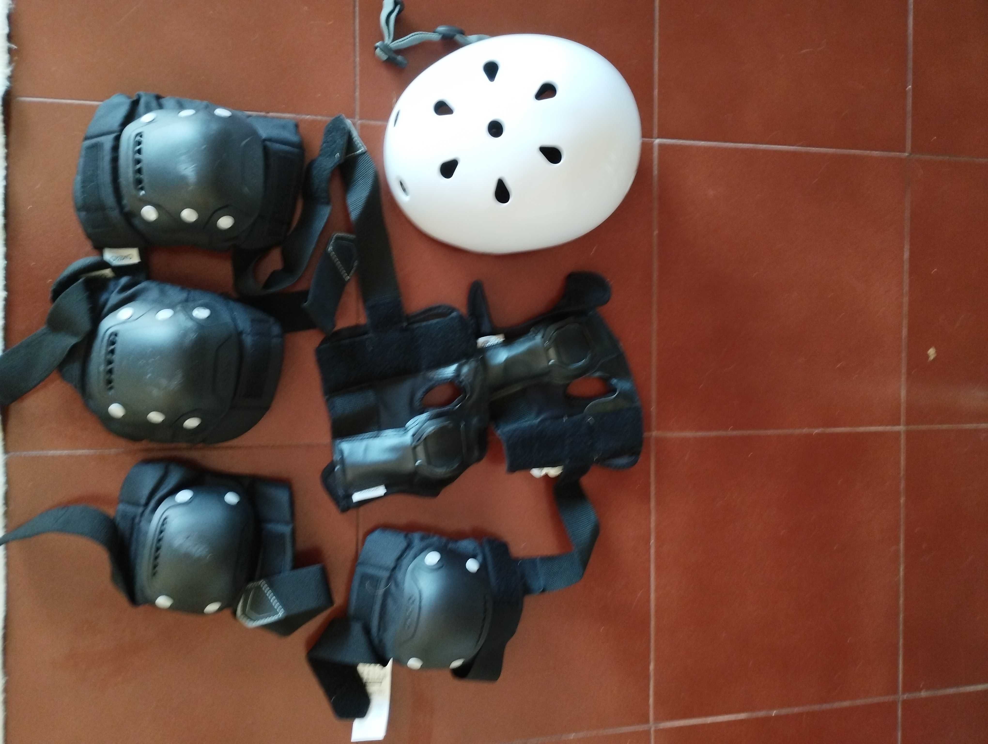 Patins em linha com capacete e proteções