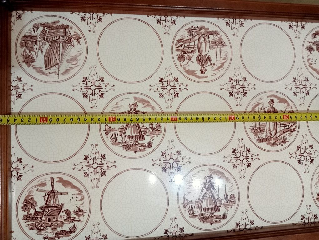 Stolik na kółkach z płytką ceramiczną