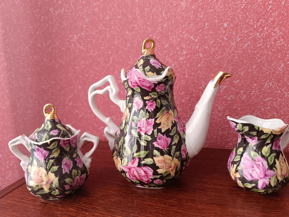 Zestaw do herbaty. Czajniki, cukiernica i dzbanek na mleko.