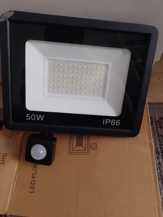 Reflektor zewnętrzny z czujnikiem ruchu