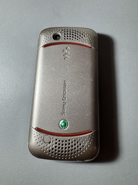 Телефон Sony Ericsson W395