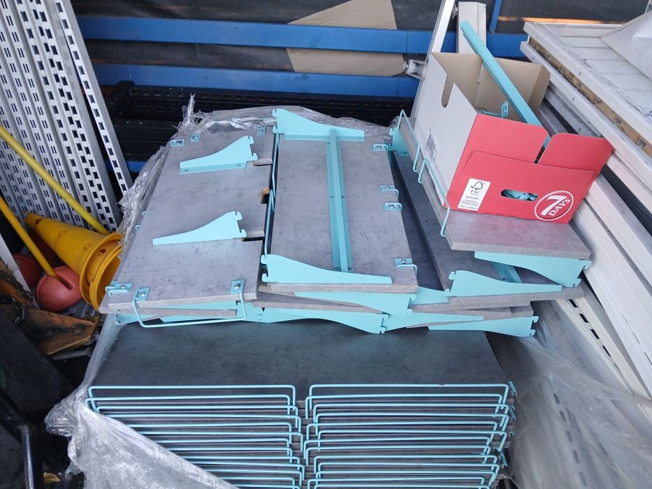 Торгівельне обладнання після закриття магазину. Торговое оборудование