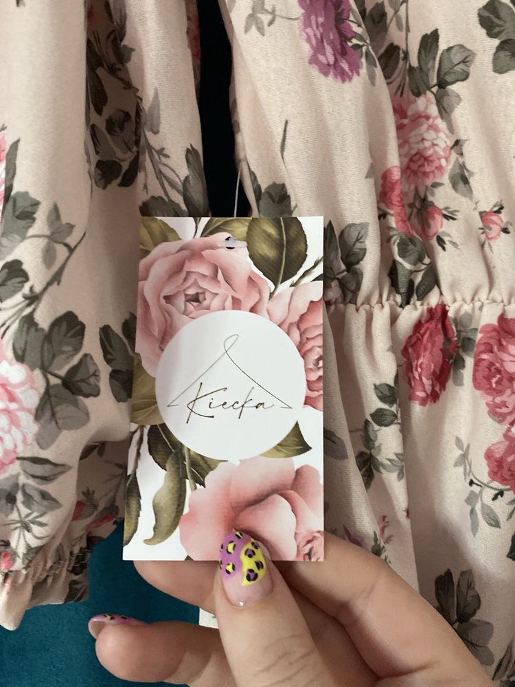 Sukienka plus size midi rozkloszowana z rękawami 3/4 w kwity. Beżowa