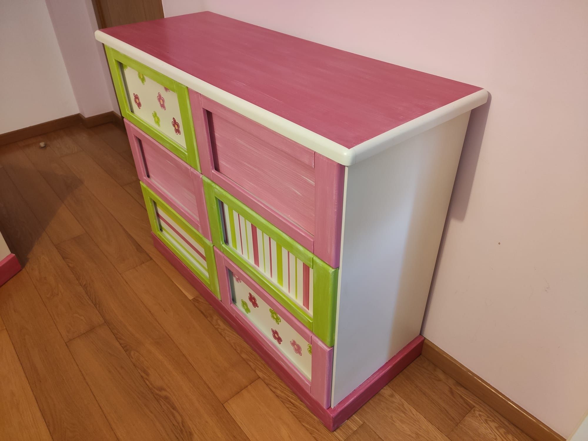 Conjunto mobília cómoda e mesa de cabeceira