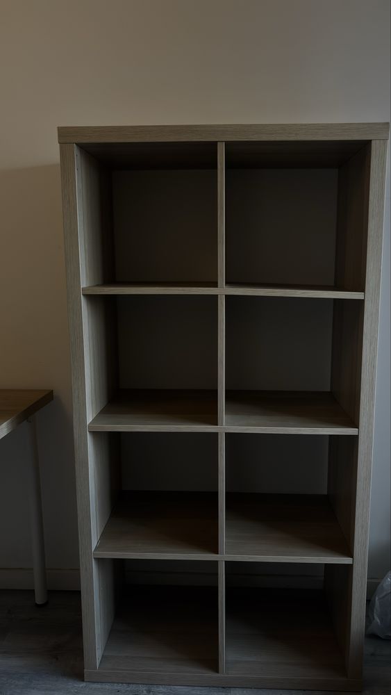 Estante modular com 8 nichos.