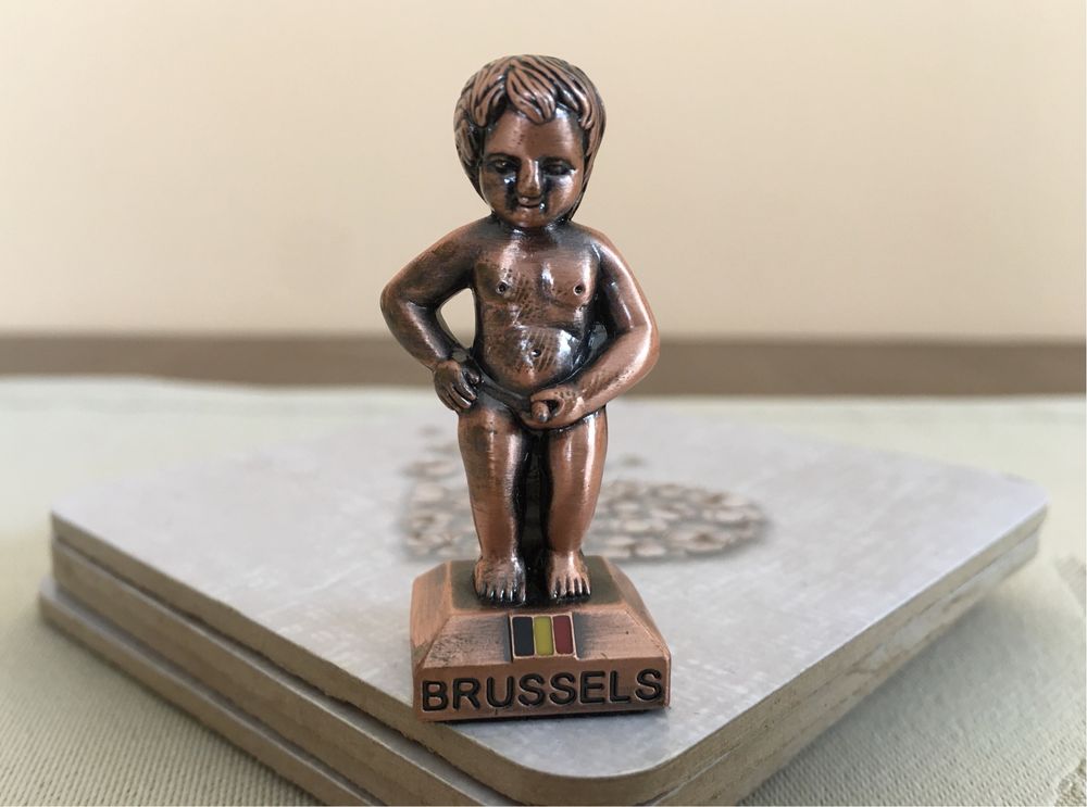 Figurka Manneken pis sikający, siusiający chłopiec z Brukseli Bruksela