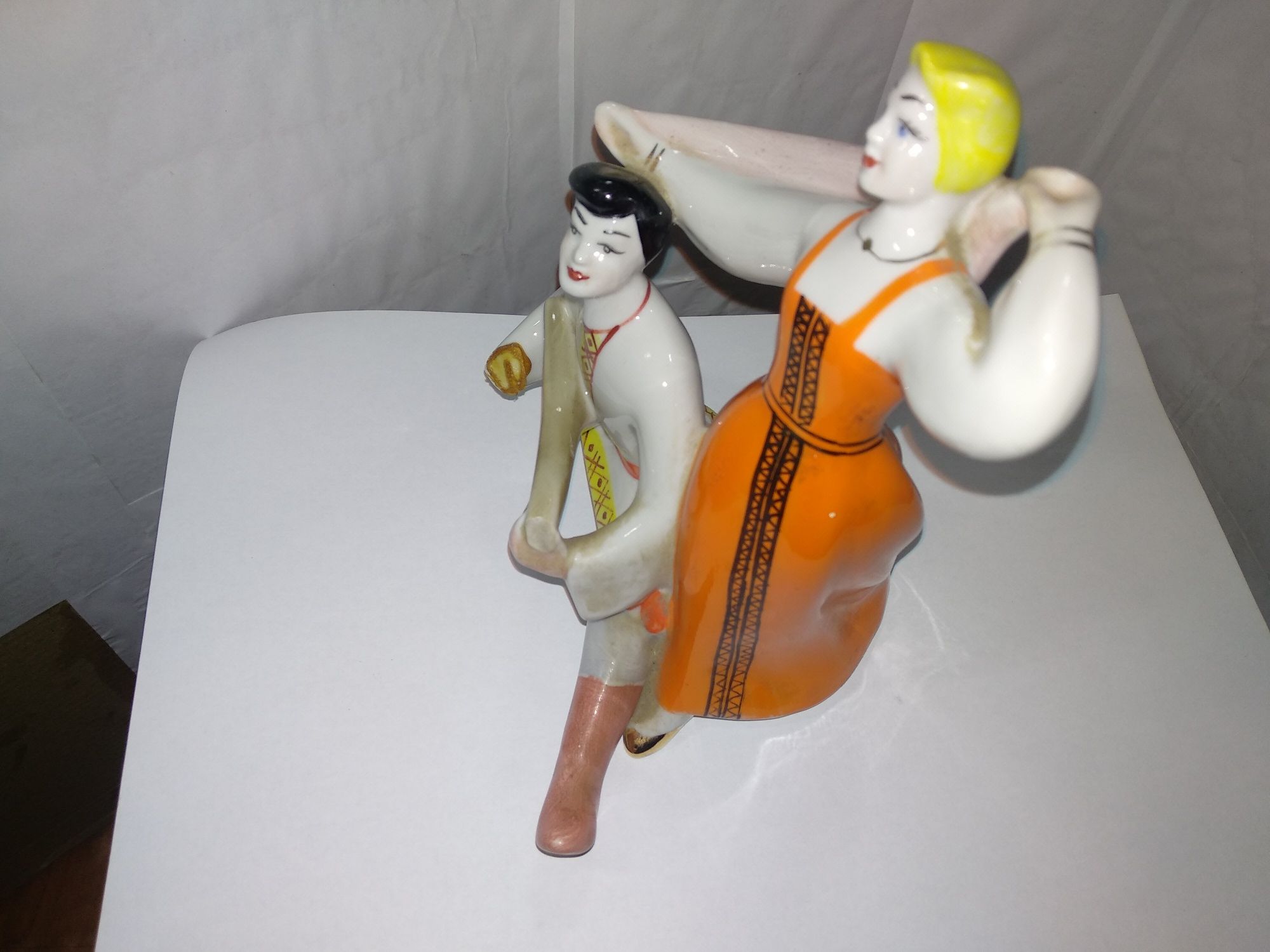 Фарфоровая статуэтка балалаечник,и танцовщица