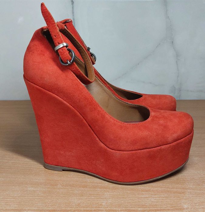 Жіночі туфлі на танкетці з ремінцем