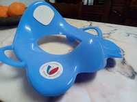 Suporte plástico em azul para se adaptar na sanita para a criança