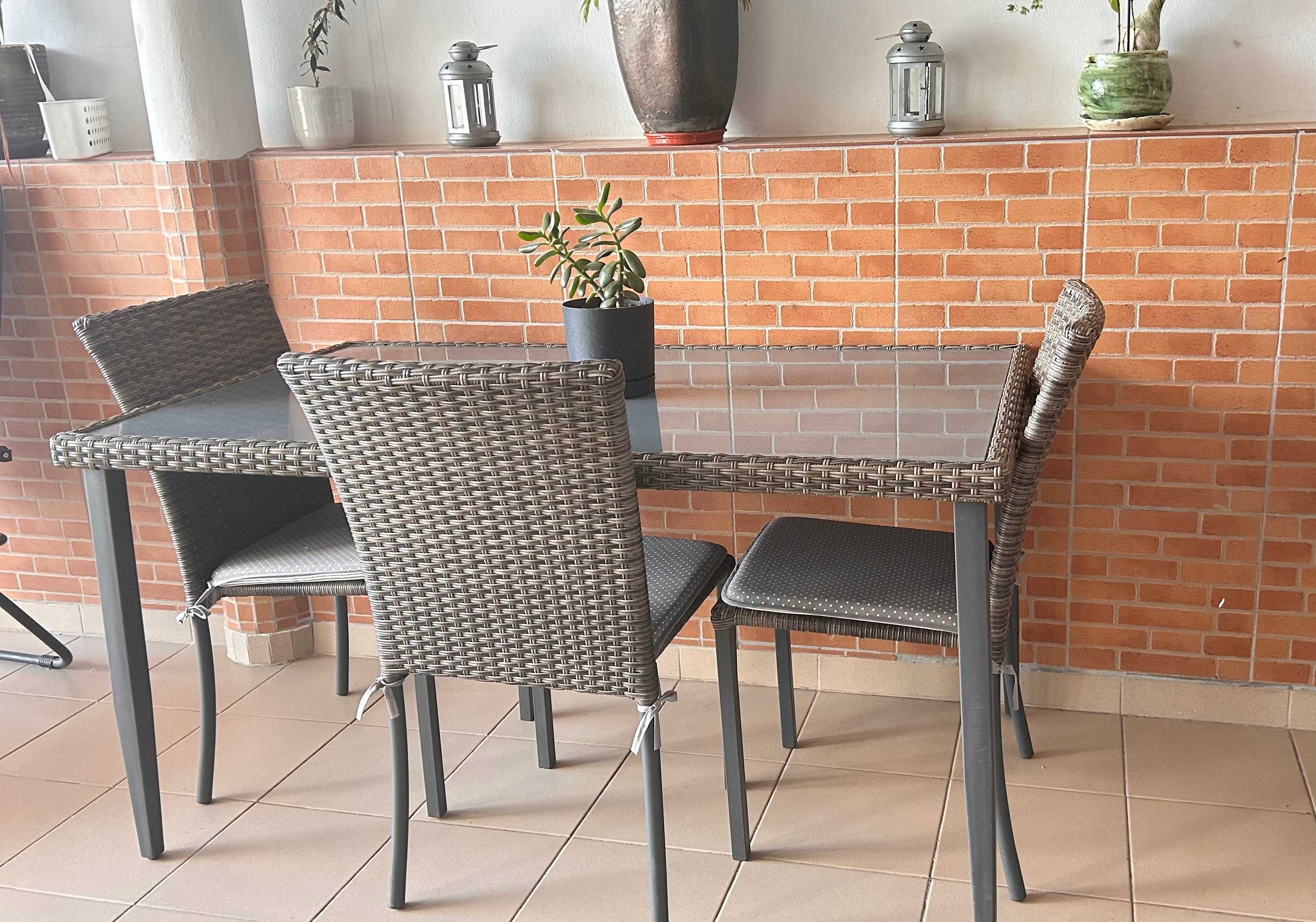 Mesa de jardim de alumínio e rattan com tampo de vidro + 3 cadeiras