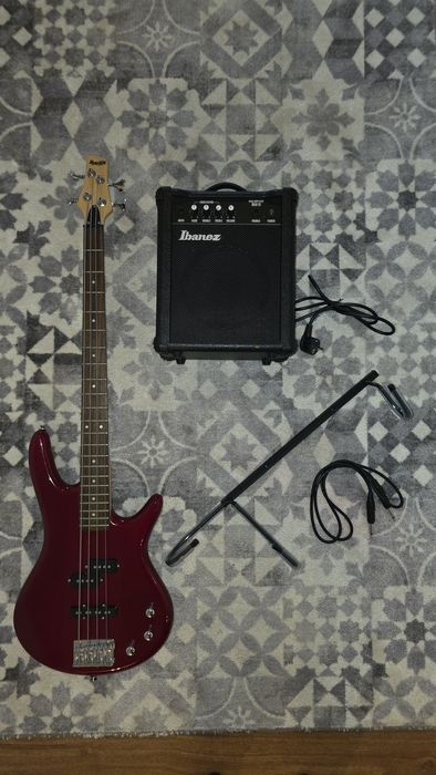 Czerwona gitara basowa Ibanez + wzmacniacz, kabel i uchwyt